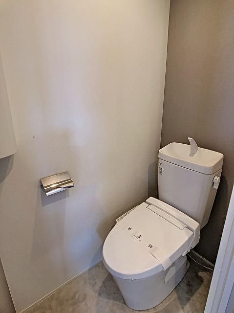 【トイレ】　・温水洗浄便座付き
・コーナーシェルフあり