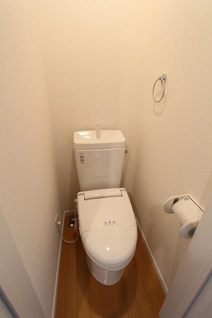 【トイレ】　※写真は同タイプ別のお部屋のものです。