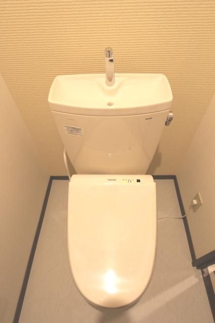 【トイレ】　温水洗浄便座つき