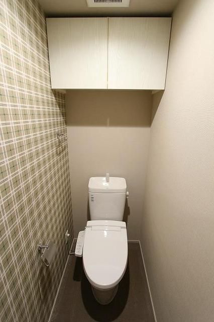 【トイレ】　写真は同タイプ306号室のものです。