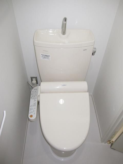 【トイレ】　写真は同タイプ302号のものです。