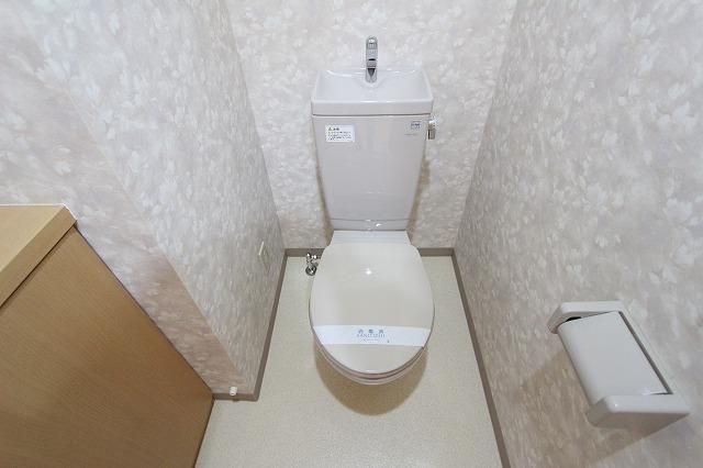 【トイレ】　写真は同タイプ別室