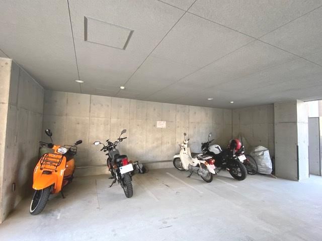 【建物外観】　屋根付きバイク駐車場