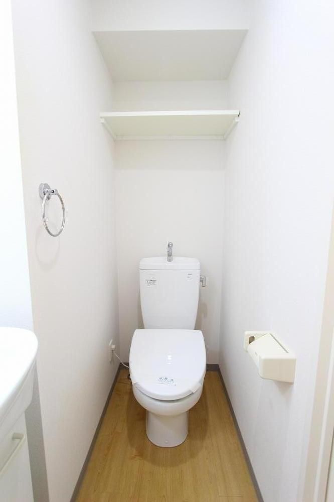 【トイレ】　※反転タイプのお部屋の写真です。