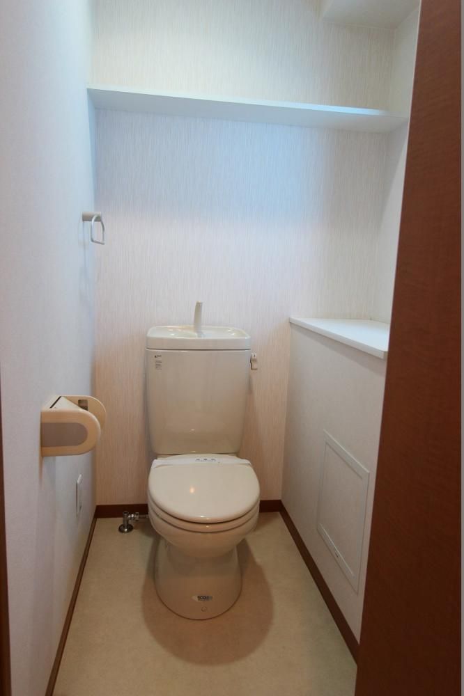 【トイレ】　写真は同タイプ別室のものです。