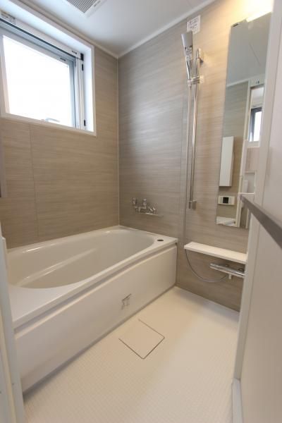 【バス】　明るい浴室は各部屋デザインが違います。
