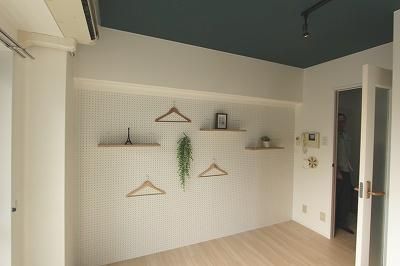【居間・リビング】　壁一面の有孔ボードに小物を自由にデコレーションできます