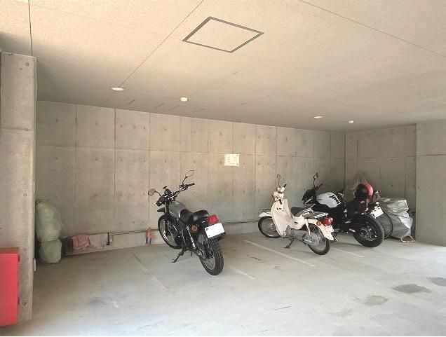 【駐車場】　すぐ近くの屋根付バイク駐車場利用可