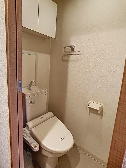 【トイレ】　写真は同タイプ別室