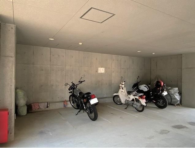 【駐車場】　屋根付きバイク駐車場