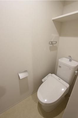 【トイレ】　写真は同タイプ別室のものです。